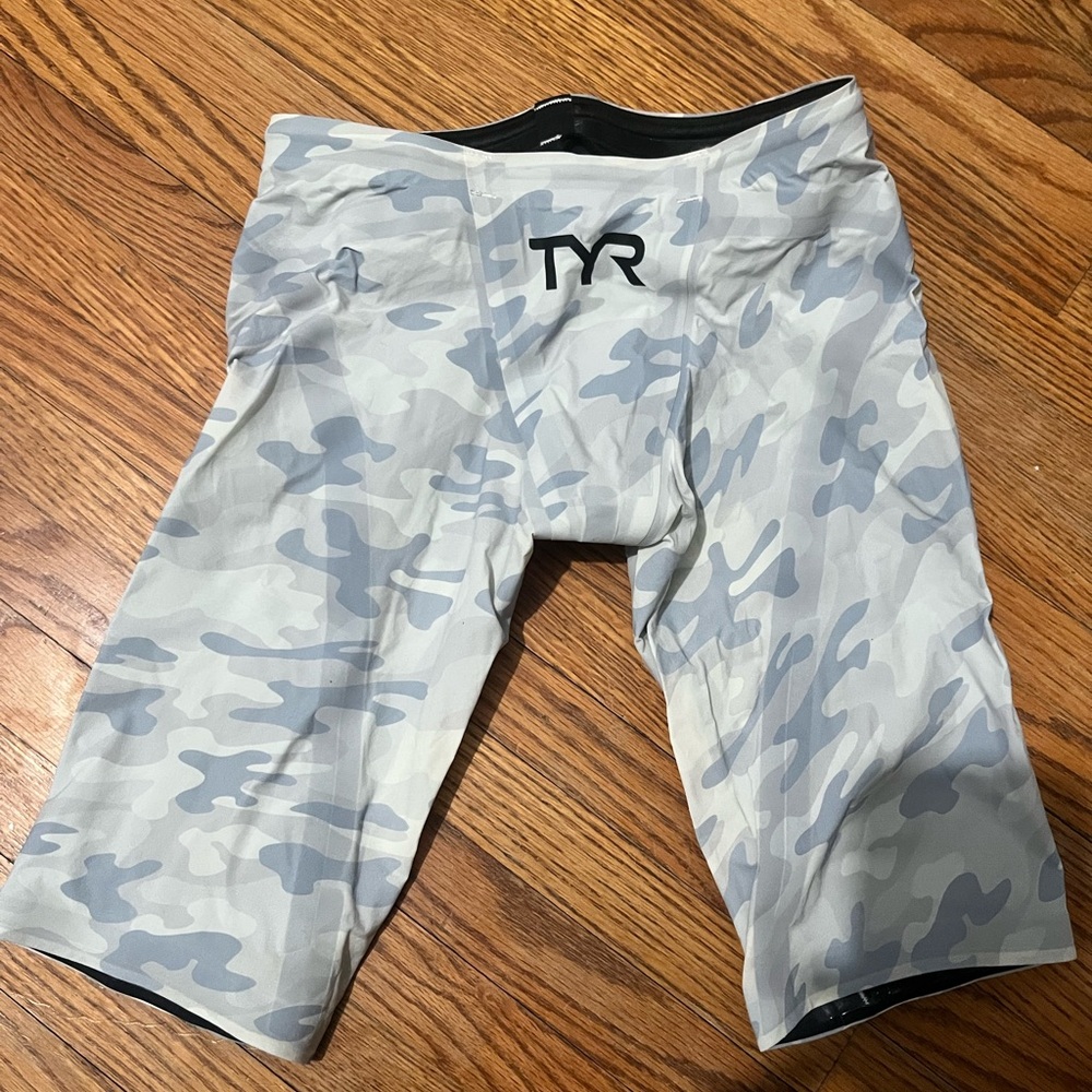 Men's TYR venzo size 24